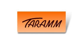 Logo TARAMM officiel – Design vibrant orange script. Logo stylisé TARAMM en police script marron. Plaque rectangulaire vibrante orange dégradé avec effet d'ombre.